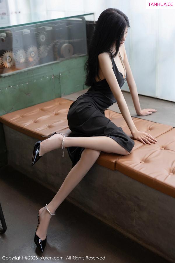 程程程  [XiuRen]高清写真图 2023.10.24 No.7556 程程程- 丝袜美腿第10张图片